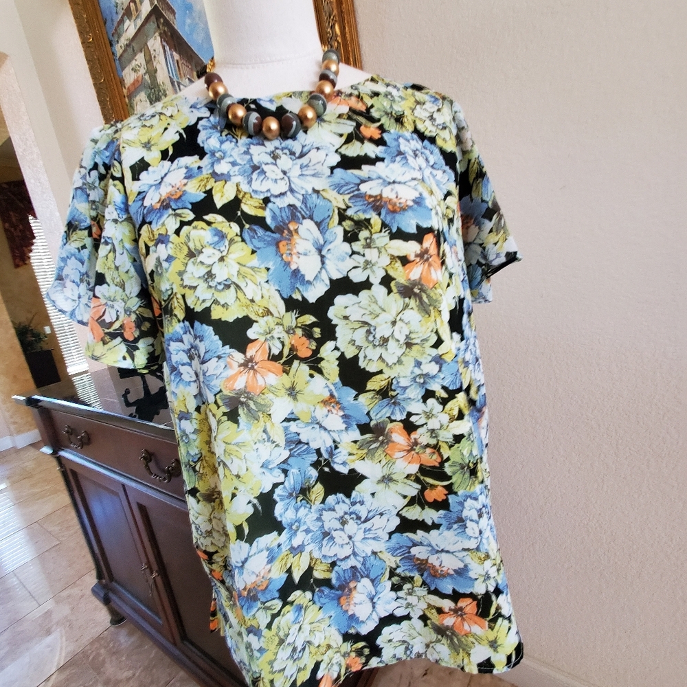 Worn Once-Spring Floral Top!!🌺💐🌷